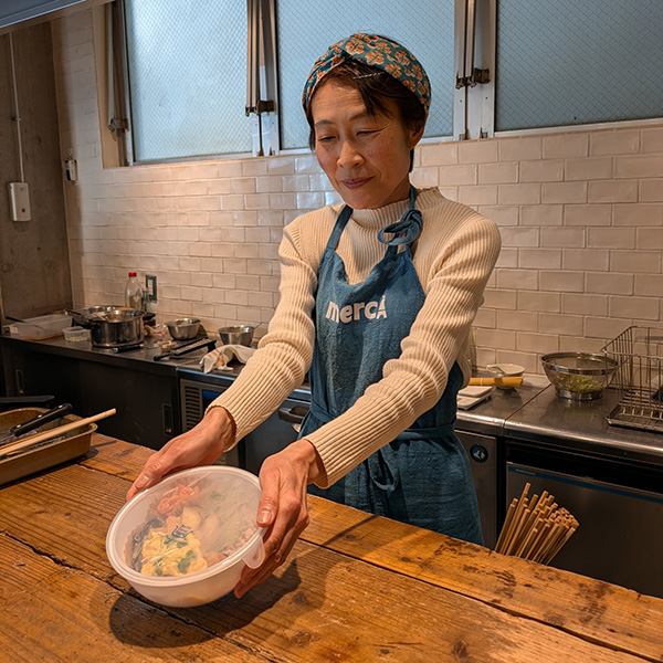 リユース容器を店員さんから受け取る様子